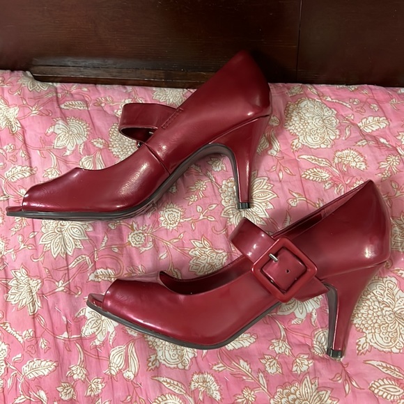 Red Kenneth Cole Reaction heels size 8 - Picture 3 of 6
